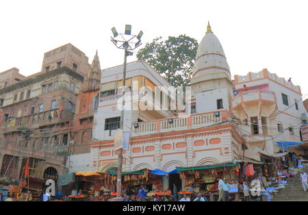 Personnes visitent Gange ghat Dashashwamedh à Varanasi en Inde. Banque D'Images