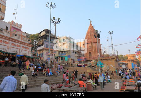 Personnes visitent Gange ghat Dashashwamedh à Varanasi en Inde. Banque D'Images