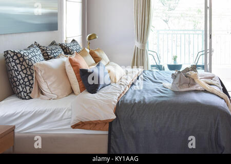 Intérieur chambre à coucher moderne avec vintage sac à main sur le lit Banque D'Images