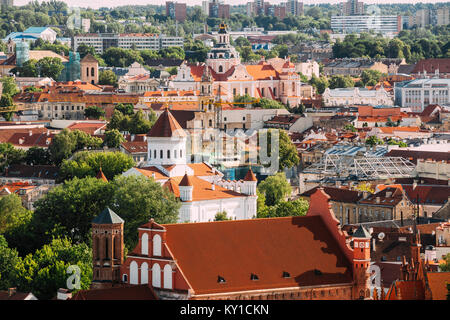 Vilnius, Lituanie. Vue sur Église de Saint Casimir, l'église de la Bienheureuse Vierge Marie de la Consolation, Cathédrale de Theotokos, Église de Saint François et de Saint Banque D'Images