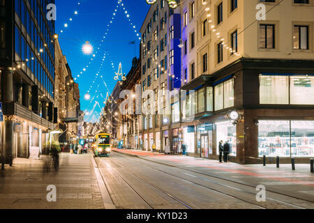 Helsinki, Finlande. Départ à partir de l'arrêt de tramway sur Aleksanterinkatu Street. Rue avec Railroad dans le district de Kluuvi en soirée ou nuit Noël New Y Banque D'Images