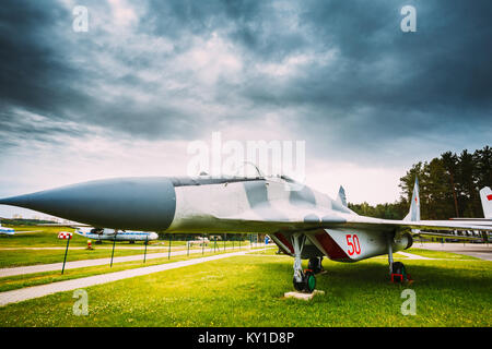 Avion militaire soviétique de Russie de l'avion de chasse de première ligne se trouve dans l'herbe à l'aérodrome. Banque D'Images