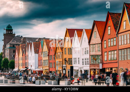 Bergen, Norvège. Les touristes en visite dans la région de maisons Historique - quai hanséatique Bryggen à Bergen, Norvège. UNESCO World Heritage Site. Célèbre Banque D'Images