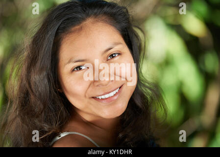 Portrait de jeune fille sans maquillage sur fond naturel floue Banque D'Images