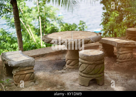 Table en pierre vide avec brench floue sur fond vert tropique Banque D'Images
