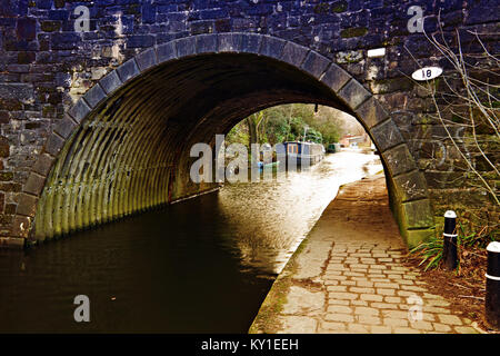 Une barge sur le canal de Rochdale à Sowerby Bridge West Yorkshire UK Banque D'Images