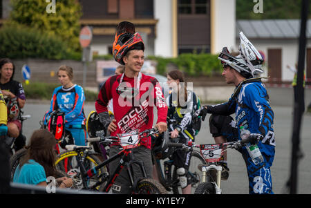 Fabian Scholz (4) de l'Allemagne dispose d'un vélo de montagne avec son collègue Marco Arnold (5) à partir de la Suisse dans la zone de but de l'Enduro Series SRAM-spécialisés à Kirchberg en Autriche. Gonzales Photo/Christoph Oberschneider. Banque D'Images