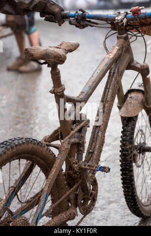 C'est ainsi que tous les vélos ressemblait à après avoir franchi la ligne d'arrivée de l'Enduro Series SRAM-spécialisés : tout boueux et sali. Gonzales Photo/Christoph Oberschneider. Banque D'Images