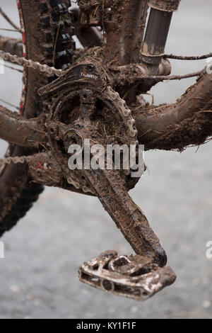 C'est ainsi que tous les vélos ressemblait à après avoir franchi la ligne d'arrivée de l'Enduro Series SRAM-spécialisés : tout boueux et sali. Gonzales Photo/Christoph Oberschneider. Banque D'Images