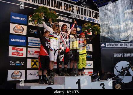 Les vététistes Manon Carpenter (C) de l'équipe d'usine Sarrasine Madison sur le podium avec Myriam Nicole (R) de Commencal/équitation Toxicomanie et Rachel Atherton (L) du GT Factory Racing. Gonzales Photo/Christoph Obeschneider. Banque D'Images