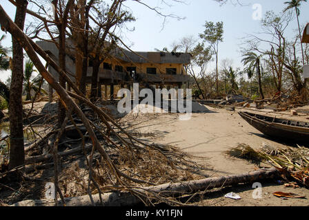 Le cyclone Sidr au Bangladesh , la marée haute et détruisent des villages dans le district de Bagerhat , Southkhali en abri inondation cyclone entre arbres détruits Banque D'Images