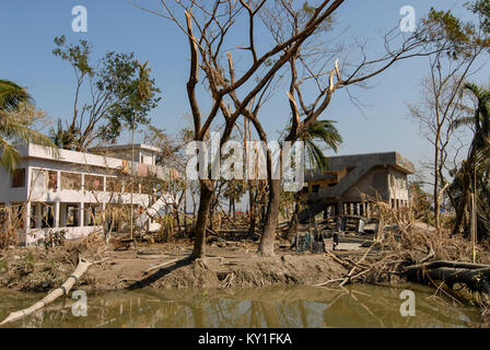 Le cyclone Sidr au Bangladesh , la marée haute et détruisent des villages dans le district de Bagerhat , Southkhali en abri inondation cyclone entre arbres détruits Banque D'Images