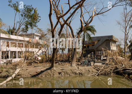 Le cyclone Sidr au Bangladesh , la marée haute et détruisent des villages dans le district de Bagerhat , Southkhali en abri inondation cyclone entre arbres détruits Banque D'Images