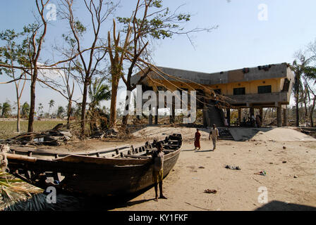 Le cyclone Sidr au Bangladesh , la marée haute et détruisent des villages dans le district de Bagerhat , Southkhali en abri inondation cyclone entre arbres détruits Banque D'Images