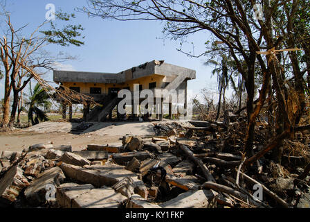 Le cyclone Sidr au Bangladesh , la marée haute et détruisent des villages dans le district de Bagerhat , Southkhali en abri inondation cyclone entre arbres détruits Banque D'Images