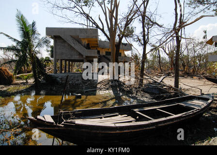 Le cyclone Sidr au Bangladesh , la marée haute et détruisent des villages dans le district de Bagerhat , Southkhali en abri inondation cyclone entre arbres détruits Banque D'Images