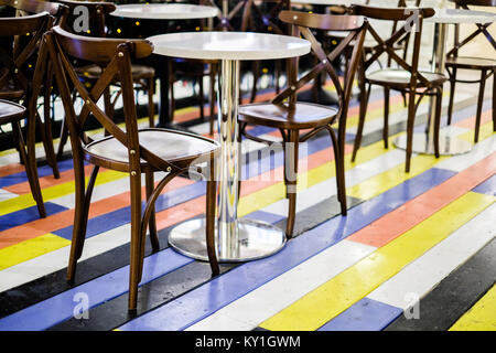Photo de café avec des chaises, des tables de marbre de différentes couleurs. Banque D'Images