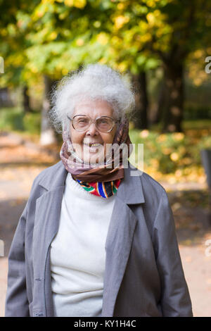 Portrait d'automne en plein air cheerful vieille dame aux cheveux gris et foulard Banque D'Images