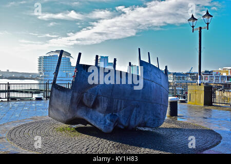 Le Merchant Seamen's Memorial dans la baie de Cardiff, Pays de Galles S.. Le reste de la coque d'un bateau révèle un visage tourné vers le bas. Banque D'Images