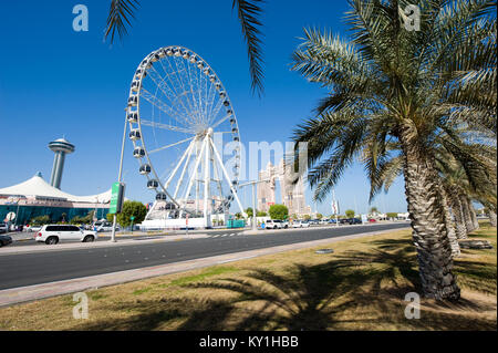 ABU DHABI, ÉMIRATS ARABES UNIS - 28 déc 2017 : grande roue près de la place de parking en face de la célèbre Marina Mall à Abu Dhabi. Banque D'Images