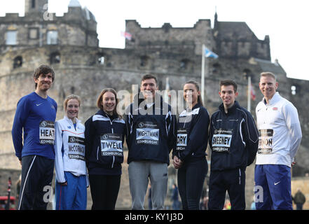 Les athlètes (de gauche à droite) USA Garrett Heath, Ireland's Fionnuala McCormack avec Ecosse de Steph Twell, Jake Wightman, Mhairi Hendry, Sol Sweeney et Andy Vernon pendant un photocall au château d'Édimbourg pour promouvoir la santé simplement grand Édimbourg Winter run qui a lieu demain. Banque D'Images