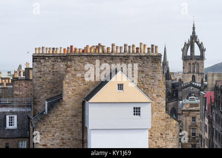 Les pots de cheminée de différentes tailles et couleurs sur l'horizon d'Édimbourg à l'est vers le bas du Royal Mile de près de Château d'Edimbourg Banque D'Images