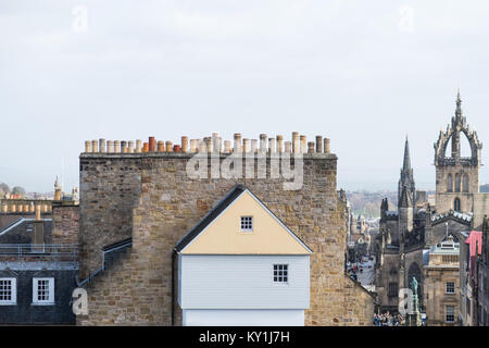 Les pots de cheminée de différentes tailles et couleurs sur l'horizon d'Édimbourg à l'est vers le bas du Royal Mile de près de Château d'Edimbourg Banque D'Images