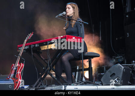 La renommée internationale chanteur, musicien et auteur-compositeur Majke Voss Romme est mieux connu sous son nom de scène Broken Twin. Ici, elle effectue un concert live au festival de musique norvégienne Piknik JE Parken 2014. La Norvège, 31/08 2014. Banque D'Images