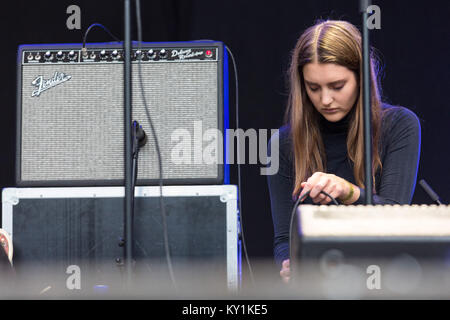 La renommée internationale chanteur, musicien et auteur-compositeur Majke Voss Romme est mieux connu sous son nom de scène Broken Twin. Ici, elle effectue un concert live au festival de musique norvégienne Piknik JE Parken 2014. La Norvège, 31/08 2014. Banque D'Images