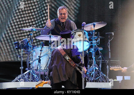 Le chanteur, auteur-compositeur et musicien Bruce Springsteen effectue un concert live avec son groupe, le E Street Band à l'Ullevaal Stadion d'Oslo. Membre de la bande ici Max Weinberg à la batterie est vu sur scène. La Norvège, 29/06 2016. Banque D'Images