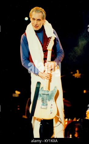 Le batteur des ROLLING STONES Charlie Watts en tenant arcs avec guitare Keiths au Shea Stadium de rinçage , , NEW YORK 10-25-1989 PHOTO DE MICHAEL BRITO Banque D'Images