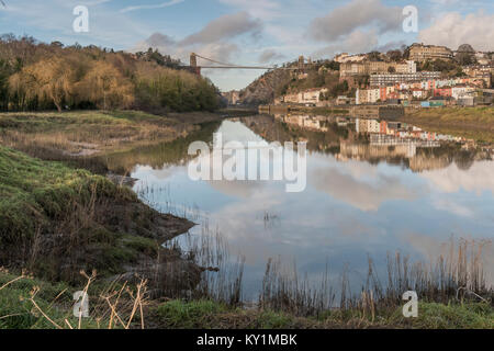 Clifton Suspension Bridge de Brunel se reflète dans le niveau des eaux de marée de la rivière Avon à Bristol, Royaume Uni Banque D'Images