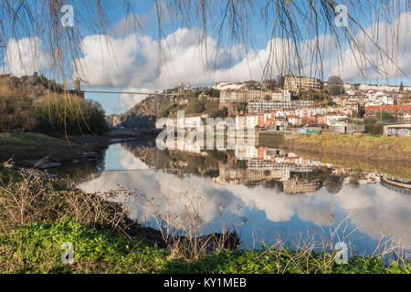 Clifton Suspension Bridge de Brunel se reflète dans le niveau des eaux de marée de la rivière Avon à Bristol, Royaume Uni Banque D'Images