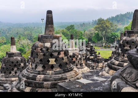 Les temples bouddhistes dans la région de temple de Borobudur sur l'île de Java, Indonésie Banque D'Images