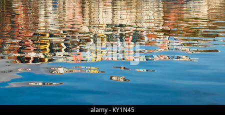 Morceaux de Bristol coloré se reflétant dans les eaux des docks. Banque D'Images