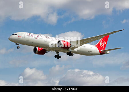Virgin Atlantic Boeing 787-9 Dreamliner G-VBZZ l'atterrissage à Londres, Heathrow Banque D'Images