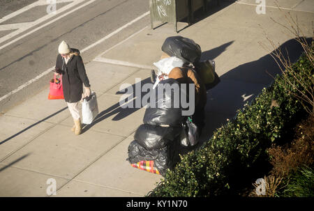 Un sans-abri avec ses biens dans le quartier de Chelsea, New York, le jeudi, 28 décembre 2017. (© Richard B. Levine) Banque D'Images