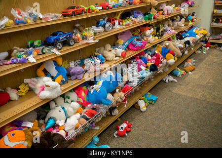 Un fatras de jouets dans un magasin d'épargne dans le centre-ville de Brooklyn à New York le lundi, Janvier 1, 2018. En raison de l'augmentation de développement dans la région, notamment l'appartement de luxe hi-rise buildings, les détaillants nationaux vont dans le déplacement de maman et pop magasins et chaînes locales qui ne peuvent pas payer les loyers plus élevés. (Â© Richard B. Levine) Banque D'Images