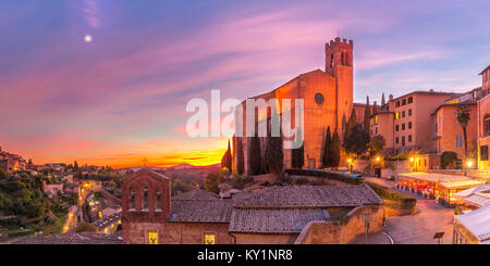 Basilique San Domenico au coucher du soleil, Sienne, Italie Banque D'Images