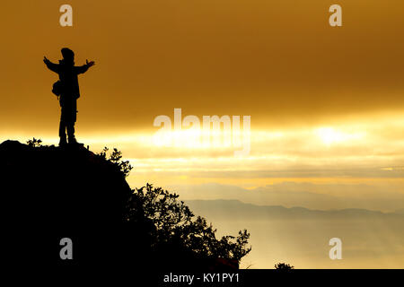 Silhouette d'un homme en haut de la montagne Banque D'Images