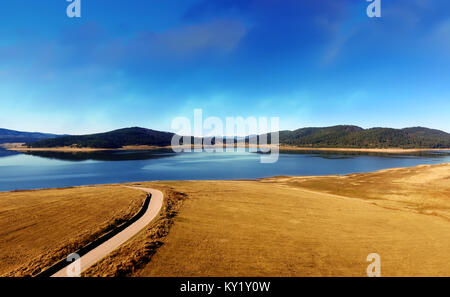 Vue aérienne Lake dans les montagnes, la nature bulgare, Batak dam lake, drone photo, Banque D'Images