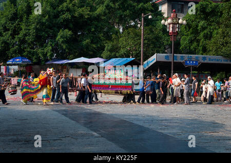 Yangshuo, Chine - 3 août 2012 : un défilé funéraire traditionnel dans une rue de la ville de Yangshuo en Chine Banque D'Images