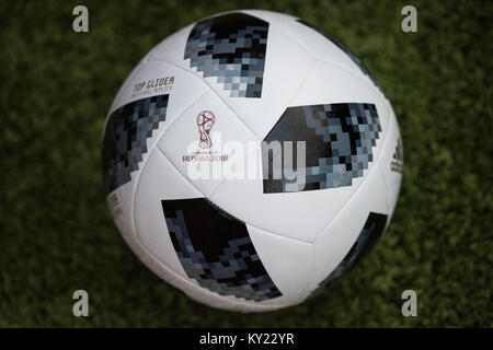 Matchball officiel pour la Coupe du Monde de la Fifa 2018. Football Adidas Telstar. Banque D'Images