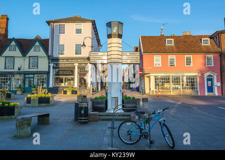 Bury St Edmunds Suffolk, vue sur le panneau de signalisation « Pillar of Salt » conçu par Basil Oliver situé sur Angel Hill dans le centre de Bury St Edmunds, Royaume-Uni. Banque D'Images