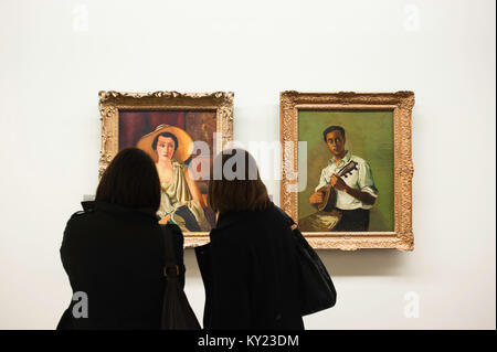 Femmes regardant un tableau, deux femmes étudient un tableau d'André Derain intitulé 'Madame Paul Guillaume' au Musée de l'Orangerie à Paris en France Banque D'Images