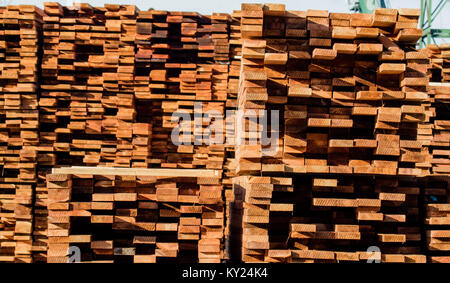 Mill à la production de bois pour la construction et l'envoi de paquets à quelques kilomètres. Wood products. Banque D'Images