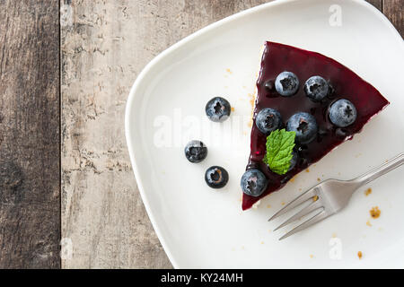Morceau de gâteau aux bleuets sur table en bois Banque D'Images