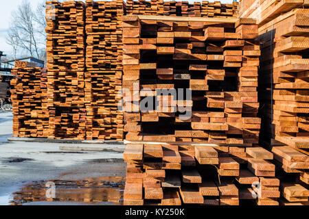 Mill à la production de bois pour la construction et l'envoi de paquets à quelques kilomètres. Wood products. Banque D'Images