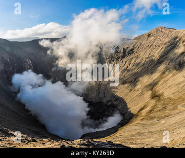 Les fumées qui sortent de le volcan actif du Mont Bromo sur l'île de Java, Indonésie Banque D'Images