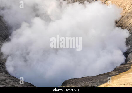 Les fumées qui sortent de le volcan actif du Mont Bromo sur l'île de Java, Indonésie Banque D'Images